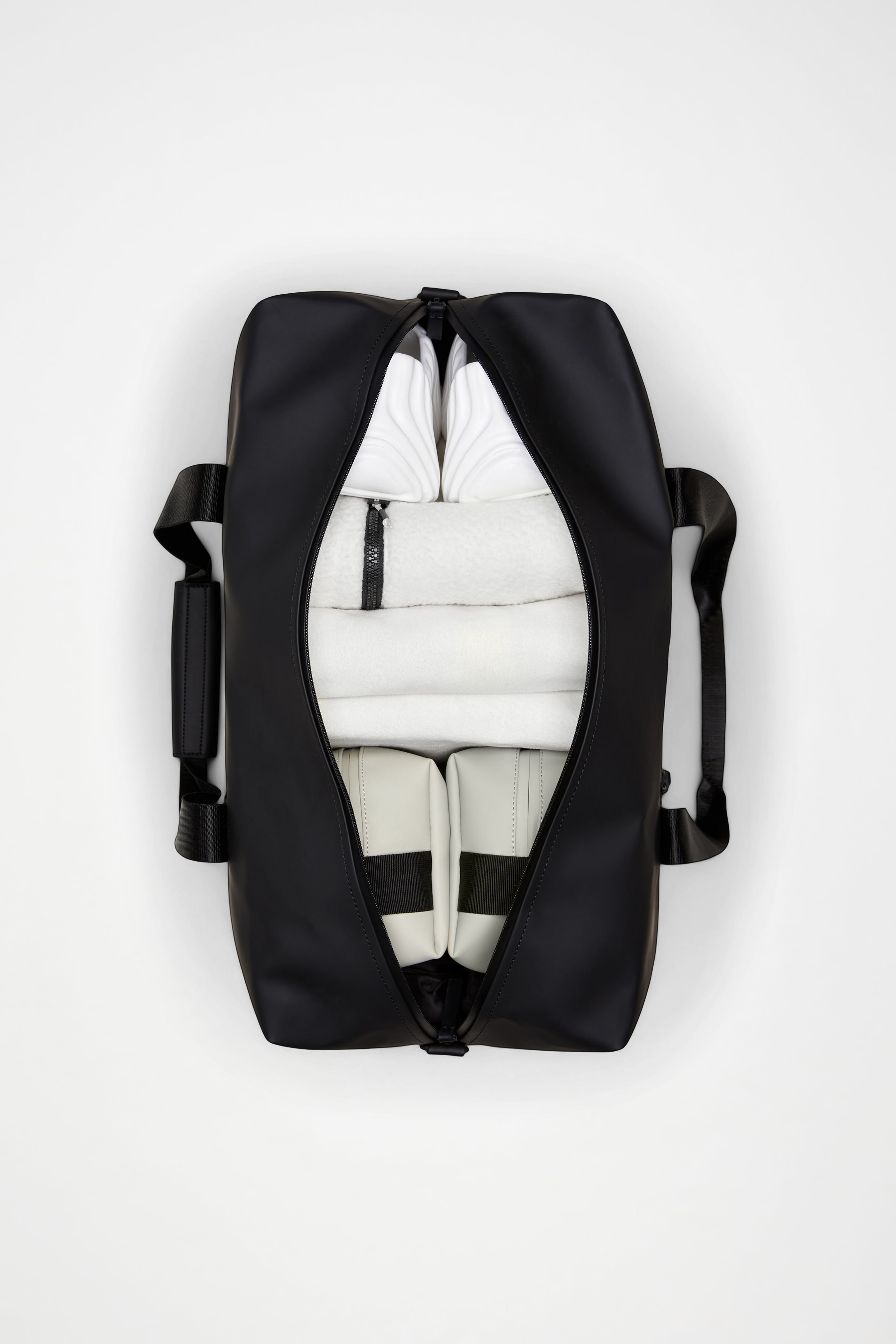 RAINS Trail Gym Bag Black 26L H25 x D22 x W48.50 cm Weekender